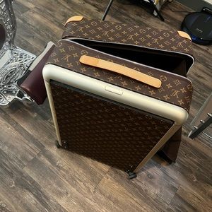 Louis Vuitton horizon 55 suitcase